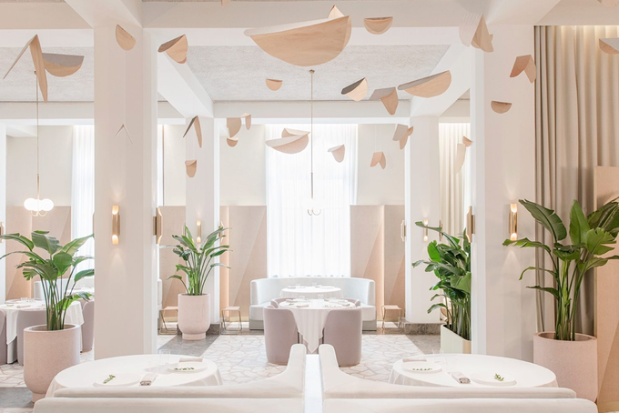 Best Park in SG : Odette Michelin-starred restaurant interior blending art, elegance, and fine dining.